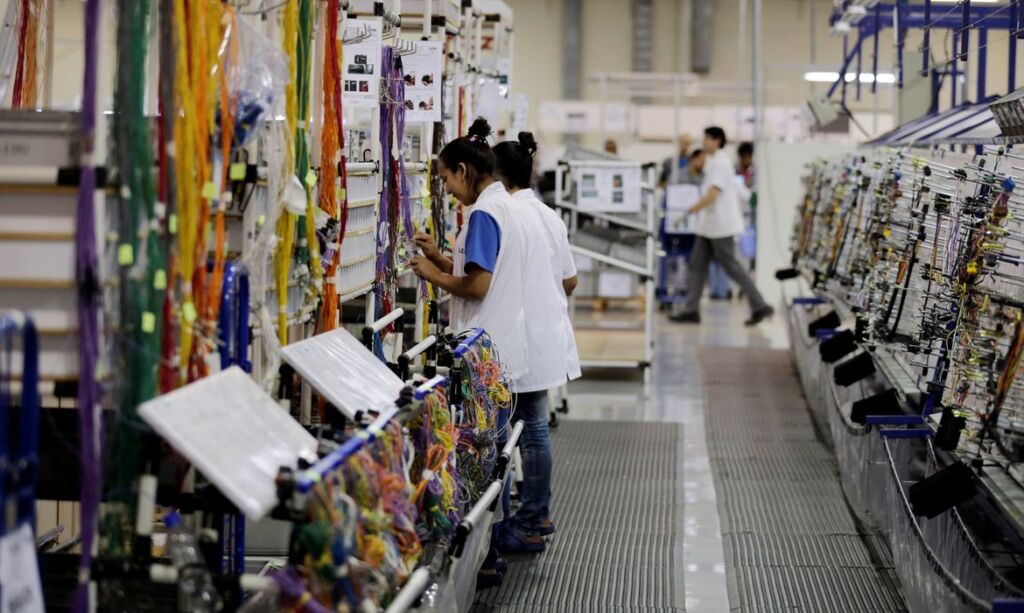 A produção industrial brasileira teve alta de 1,1% em março deste ano, na comparação com o mês anterior. A alta veio depois de duas quedas consecutivas (em janeiro e fevereiro) e um mês de estabilidade (dezembro de 2022). Os dados são da Pesquisa Industrial Mensal – Produção Física (PIM-PF), divulgada nesta quarta-feira (10) pelo Instituto Brasileiro de Geografia e Estatística (IBGE). O setor também apresentou crescimento na comparação com março de 2022 (0,9%). No entanto, a produção acumula queda de 0,4% no ano e estabilidade no acumulado de 12 meses. Na comparação com fevereiro deste ano, a indústria avançou em 16 dos 25 ramos pesquisados, com destaque para as atividades de coque, produtos derivados do petróleo e biocombustíveis (1,7%), máquinas e equipamentos (5,1%) e equipamentos de informática, produtos eletrônicos e ópticos (6,7%). Outras influências relevantes para o crescimento da indústria vieram de produtos farmoquímicos e farmacêuticos (3,2%), outros equipamentos de transporte (4,8%), produtos químicos (0,6%), couro, artigos para viagem e calçados (2,8%) e de produtos de minerais não metálicos (1,2%). Um segmento manteve-se estável (produtos diversos) e oito apresentaram queda, entre eles confecção de artigos do vestuário e acessórios (-4,7%), móveis (-4,3%) e produtos de metal (-1%). Entre as quatro grandes categorias econômicas da indústria, três tiveram alta de fevereiro para março: bens de capital, isto é, as máquinas e equipamentos usados no setor produtivo (6,3%), bens intermediários, isto é, os insumos industrializados usados no setor produtivo (0,9%) e os bens de consumo duráveis (2,5%). A exceção ficou com os bens de consumo semi e não duráveis, que recuaram 0,5% no período. Segundo o pesquisador do IBGE André Macedo, apesar da alta de março, ela não foi suficiente para recuperar as perdas recentes. Ele afirma que há elementos na conjuntura do país que explicam parte das dificuldades na recuperação do setor industrial brasileiro. “Ainda permanecem no nosso escopo de análise as questões conjunturais, como a taxa de juros em patamares mais elevados, que dificultam o acesso ao crédito, a taxa alta de inadimplência e o maior nível de endividamento por parte das famílias, assim como o grande número de pessoas fora mercado de trabalho e a alta informalidade”, informou o pesquisador, segundo nota divulgada pelo IBGE.