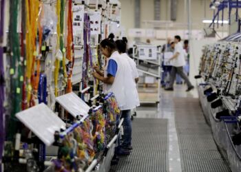 A produГѓВ§ГѓВЈo industrial brasileira teve alta de 1,1% em marГѓВ§o deste ano, na comparaГѓВ§ГѓВЈo com o mГѓВЄs anterior. A alta veio depois de duas quedas consecutivas (em janeiro e fevereiro) e um mГѓВЄs de estabilidade (dezembro de 2022). Os dados sГѓВЈo da Pesquisa Industrial Mensal Гўв‚¬вЂњ ProduГѓВ§ГѓВЈo FГѓВ­sica (PIM-PF), divulgada nesta quarta-feira (10) pelo Instituto Brasileiro de Geografia e EstatГѓВ­stica (IBGE). O setor tambГѓВ©m apresentou crescimento na comparaГѓВ§ГѓВЈo com marГѓВ§o de 2022 (0,9%). No entanto, a produГѓВ§ГѓВЈo acumula queda de 0,4% no ano e estabilidade no acumulado de 12 meses. Na comparaГѓВ§ГѓВЈo com fevereiro deste ano, a indГѓВєstria avanГѓВ§ou em 16 dos 25 ramos pesquisados, com destaque para as atividades de coque, produtos derivados do petrГѓВіleo e biocombustГѓВ­veis (1,7%), mГѓВЎquinas e equipamentos (5,1%) e equipamentos de informГѓВЎtica, produtos eletrГѓВґnicos e ГѓВіpticos (6,7%). Outras influГѓВЄncias relevantes para o crescimento da indГѓВєstria vieram de produtos farmoquГѓВ­micos e farmacГѓВЄuticos (3,2%), outros equipamentos de transporte (4,8%), produtos quГѓВ­micos (0,6%), couro, artigos para viagem e calГѓВ§ados (2,8%) e de produtos de minerais nГѓВЈo metГѓВЎlicos (1,2%). Um segmento manteve-se estГѓВЎvel (produtos diversos) e oito apresentaram queda, entre eles confecГѓВ§ГѓВЈo de artigos do vestuГѓВЎrio e acessГѓВіrios (-4,7%), mГѓВіveis (-4,3%) e produtos de metal (-1%). Entre as quatro grandes categorias econГѓВґmicas da indГѓВєstria, trГѓВЄs tiveram alta de fevereiro para marГѓВ§o: bens de capital, isto ГѓВ©, as mГѓВЎquinas e equipamentos usados no setor produtivo (6,3%), bens intermediГѓВЎrios, isto ГѓВ©, os insumos industrializados usados no setor produtivo (0,9%) e os bens de consumo durГѓВЎveis (2,5%). A exceГѓВ§ГѓВЈo ficou com os bens de consumo semi e nГѓВЈo durГѓВЎveis, que recuaram 0,5% no perГѓВ­odo. Segundo o pesquisador do IBGE AndrГѓВ© Macedo, apesar da alta de marГѓВ§o, ela nГѓВЈo foi suficiente para recuperar as perdas recentes. Ele afirma que hГѓВЎ elementos na conjuntura do paГѓВ­s que explicam parte das dificuldades na recuperaГѓВ§ГѓВЈo do setor industrial brasileiro. Гўв‚¬Е“Ainda permanecem no nosso escopo de anГѓВЎlise as questГѓВµes conjunturais, como a taxa de juros em patamares mais elevados, que dificultam o acesso ao crГѓВ©dito, a taxa alta de inadimplГѓВЄncia e o maior nГѓВ­vel de endividamento por parte das famГѓВ­lias, assim como o grande nГѓВєmero de pessoas fora mercado de trabalho e a alta informalidadeГўв‚¬Вќ, informou o pesquisador, segundo nota divulgada pelo IBGE.