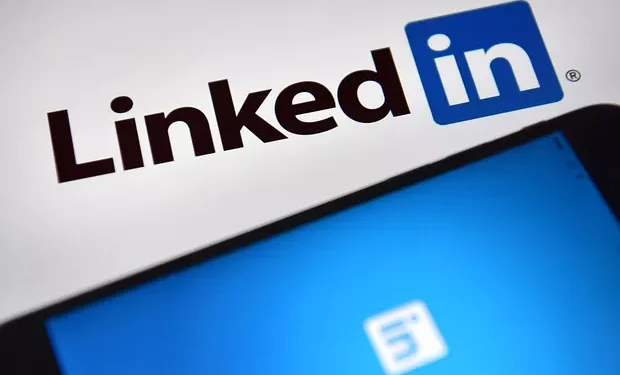 LinkedIn demite em massa