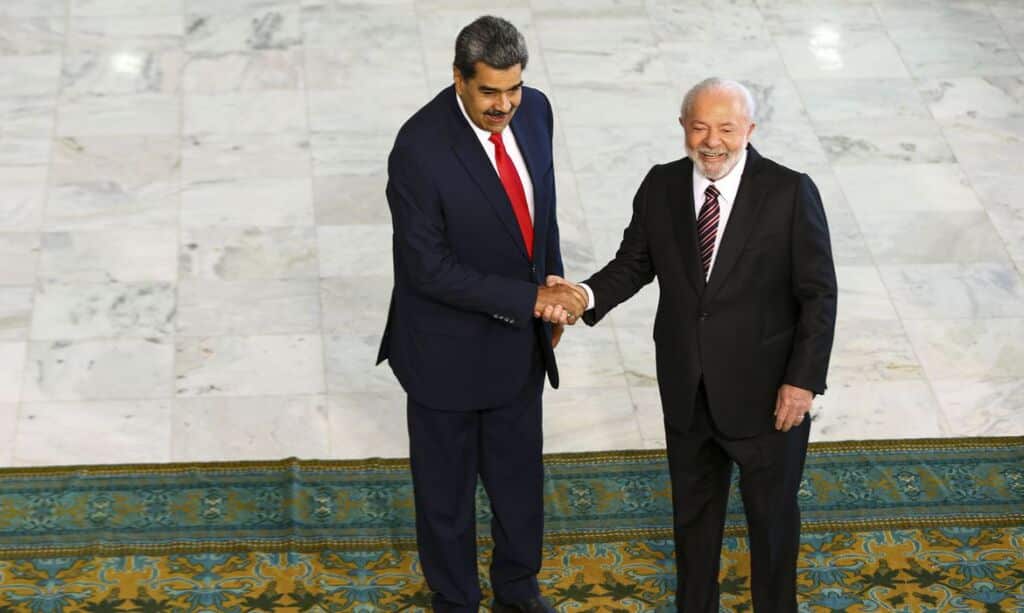 Ao lado de Maduro, Lula defende união de países latino-americanos
