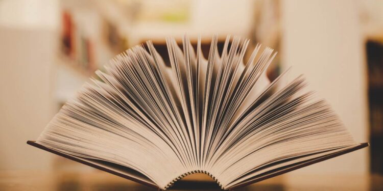 Um livro aberto sob uma mesa