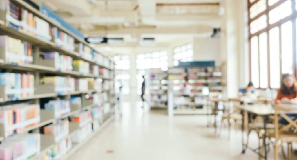 Uma biblioteca da USP em desfoque