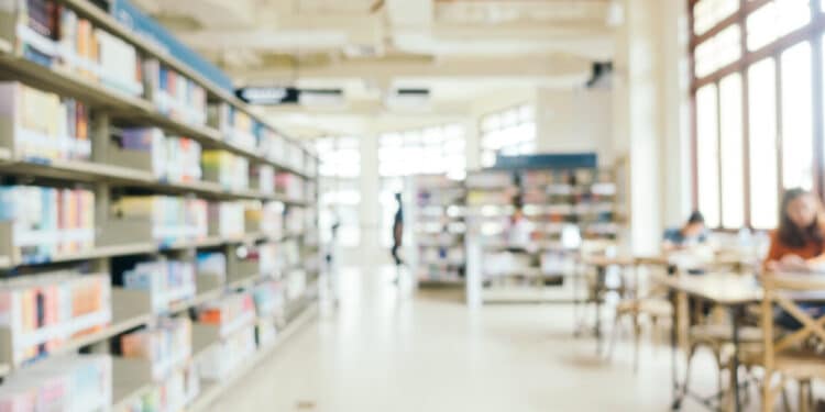 Uma biblioteca da USP em desfoque