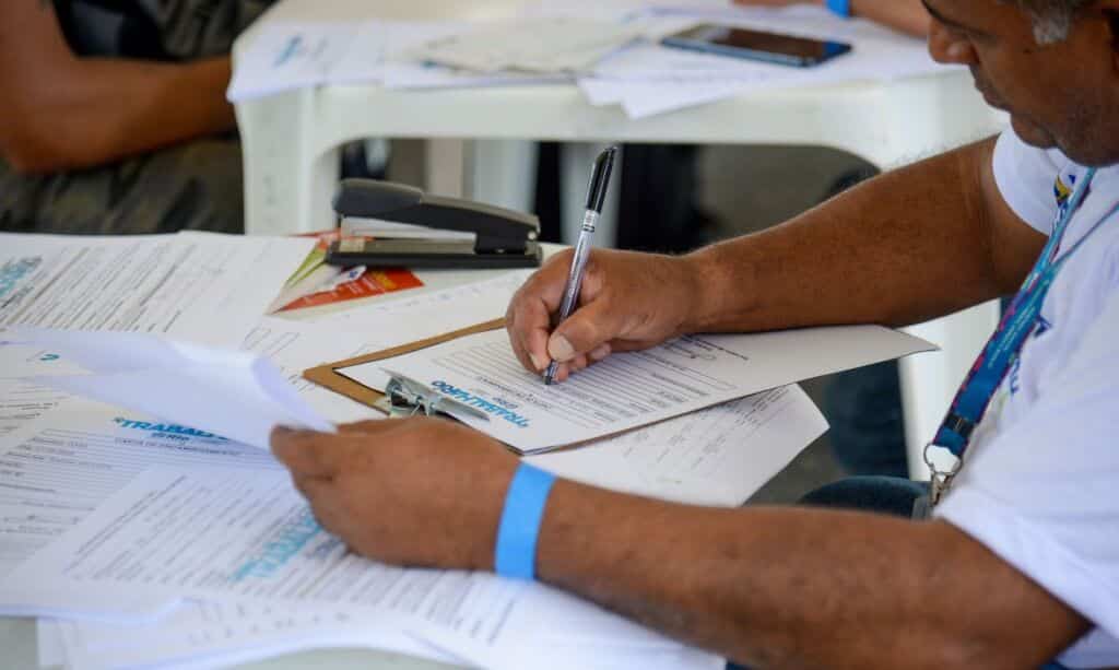Volume de serviços no país cai 1,6% de março para abril