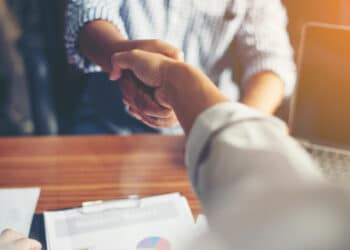 Aperto de mão entre dois executivos