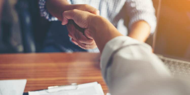 Aperto de mão entre dois executivos