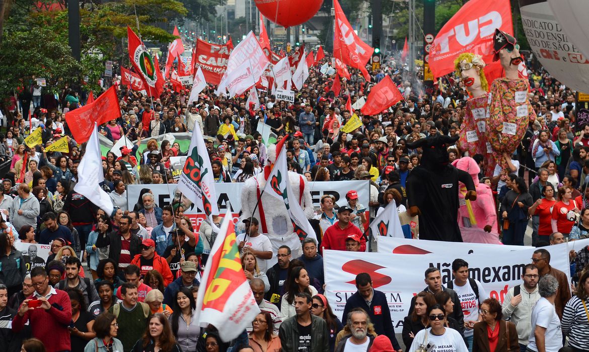 SГѓВЈo Paulo - ManifestaГѓВ§ГѓВЈo das centrais sindicais CUT, ForГѓВ§a, UGT, CTB, CSB, CGTB, NCST e CSP-Conlutas e Intersindical, contra a retirada de direitos trabalhistas na Avenida Paulista