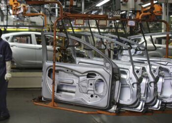 ProduГѓВ§ГѓВЈo industrial cai 0,6% de junho para julho