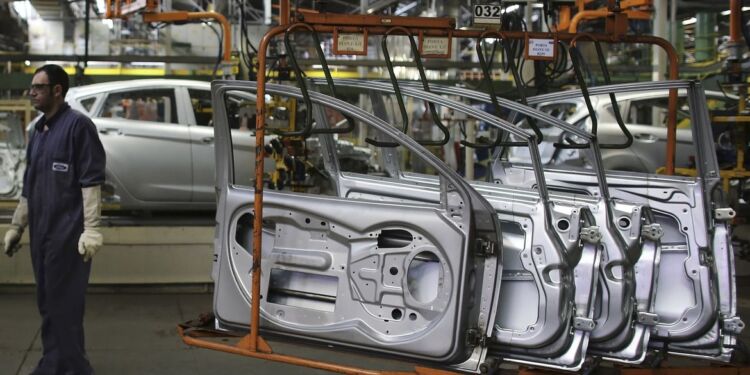 ProduГѓВ§ГѓВЈo industrial cai 0,6% de junho para julho