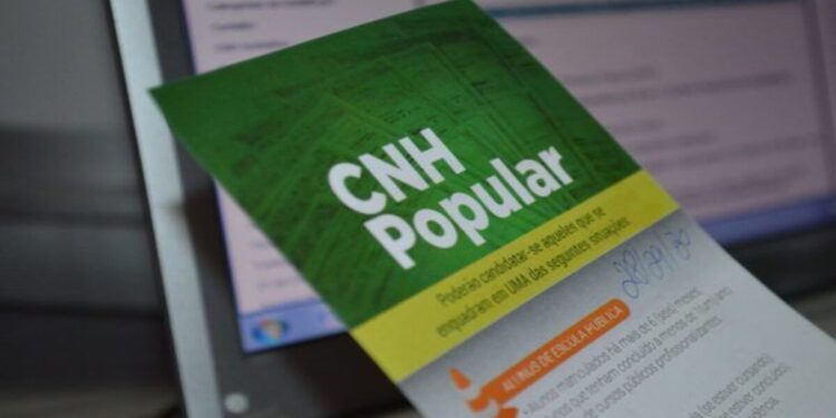 Quem pode retirar a CNH Social gratuitamente e em quais estados estГѓВЎ disponГѓВ­vel?