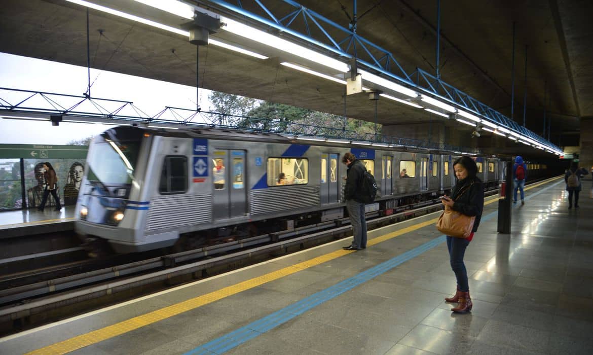 "Estamos estudando e vamos continuar estudando", disse TarcГѓВ­sio em pronunciamento no PalГѓВЎcio dos Bandeirantes sobre a paralisaГѓВ§ГѓВЈo metroviГѓВЎrios