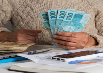 SalГѓВЎrio MГѓВ­nimo no Brasil deve Saltar para R$1.412 em 2024; quais as previsГѓВµes?