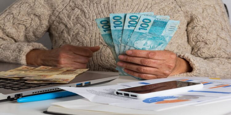 SalГѓВЎrio MГѓВ­nimo no Brasil deve Saltar para R$1.412 em 2024; quais as previsГѓВµes?