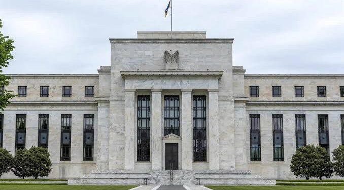 Federal Reserve mantГѓВ©m taxa bГѓВЎsica de juros no intervalo de 5,25% a 5,50% aa