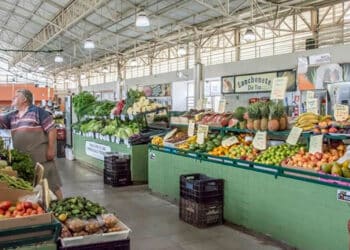 Brasileiros se endividam PRINCIPALMENTE para comer, aponta Serasa