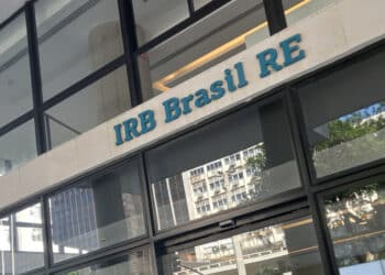 IRB (IRBR3) registra lucro de R$24 milhões após prejuízo; hora de investir?