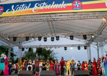 Natal Estrelado PRESENTEIA crianГѓВ§as no CadГѓЕЎnico com brinquedos