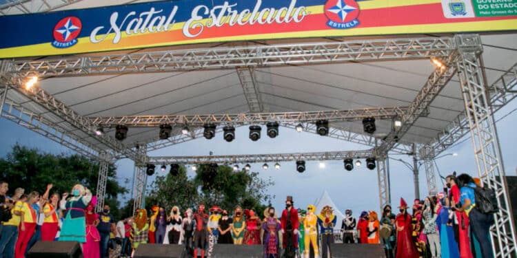 Natal Estrelado PRESENTEIA crianГѓВ§as no CadГѓЕЎnico com brinquedos