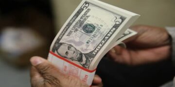 DГѓВіlar baixo inflama turismo de compras de brasileiros no Paraguai