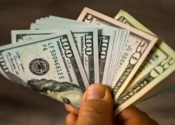 Dólar cai mais de 1% após leilões do BC e atenção ao fiscal