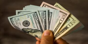 Dólar cai mais de 1% após leilões do BC e atenção ao fiscal