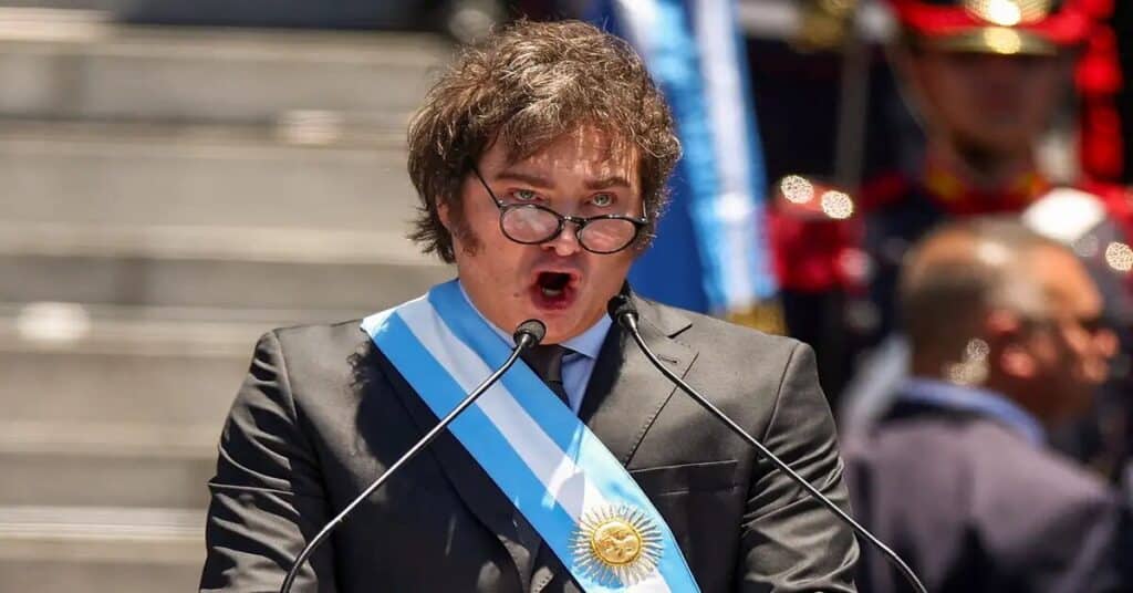 Presidente Milei Demite 7 Mil Servidores Públicos e Provoca Caos Protestos