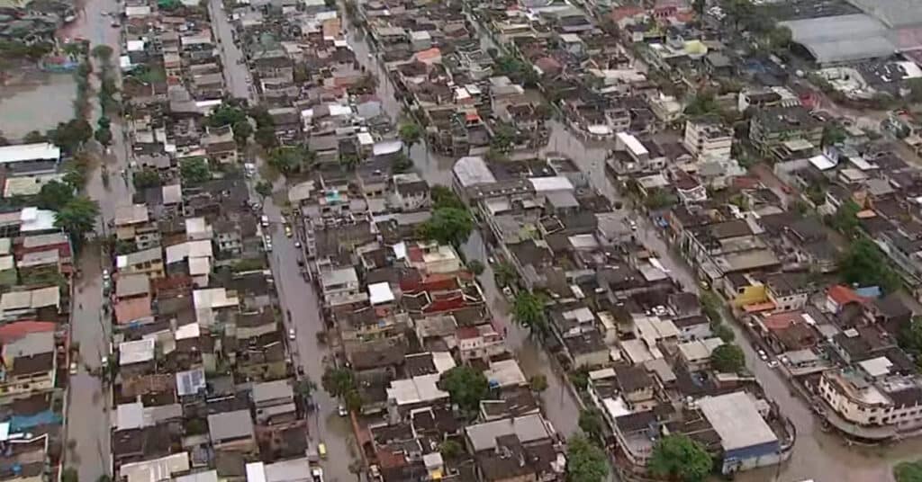 Equipe de Bombeiros procura por desaparecidos após chuvas no Rio de Janeiro