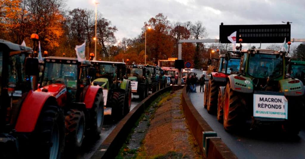 Agricultores Franceses Intensificam Protestos Contra Aumento de Impostos
