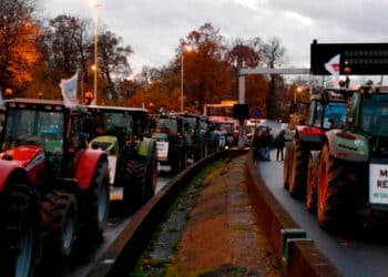 Agricultores Paralisam Paris em Protesto pela PolГѓВ­tica AgrГѓВ­cola Comum da UniГѓВЈo Europeia