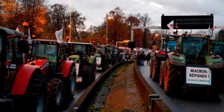 Agricultores Paralisam Paris em Protesto pela PolГѓВ­tica AgrГѓВ­cola Comum da UniГѓВЈo Europeia