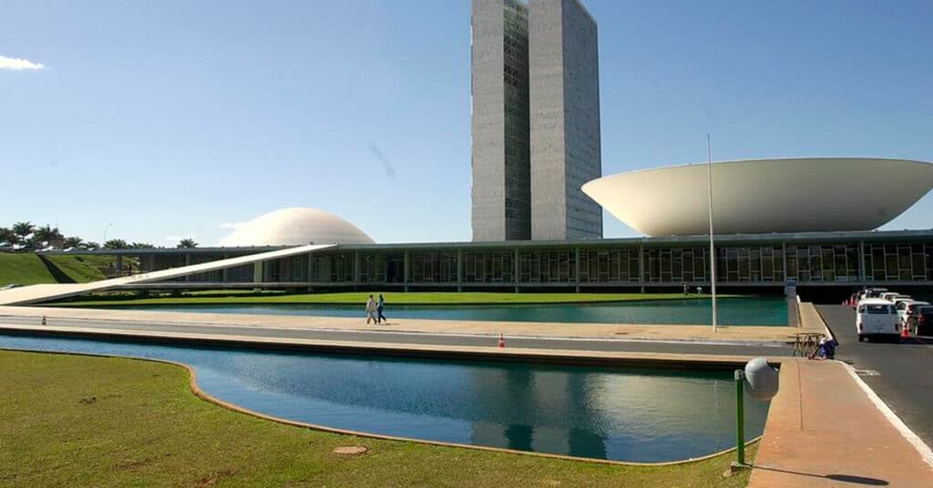 Senado avança em projeto para restringir 'saidinha' de presos