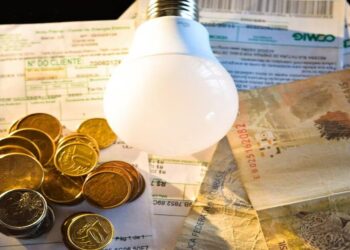 Conta de Luz mais barata alegra brasileiros: Veja agora como receber desconto de atГѓВ© 65%
