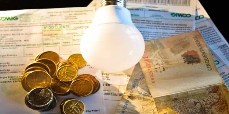 Conta de Luz mais barata alegra brasileiros: Veja agora como receber desconto de atГѓВ© 65%