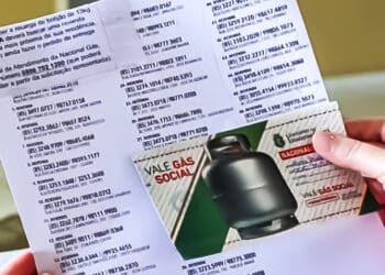 Auxílio-gás de R$ 102 é retomado: Saiba quem tem direito e as datas de pagamento