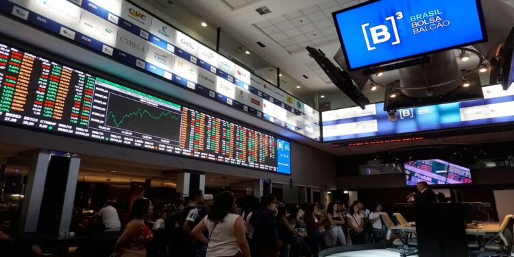 Ibovespa opera de olho em decisões Trump