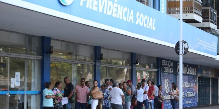 Caixa EconГѓВґmica Federal avanГѓВ§a na polГѓВ­tica social com programa 'PГѓВ©-de-Meia'