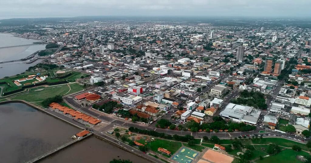 Erosão avança em Macapá: Governador assina decreto de emergência após desabamento