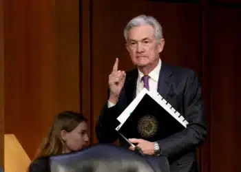 Na quarta-feira, 18 de junho de 2025, o Federal Reserve (Fed) anunciou a manutenção da taxa de juros dos Estados Unidos entre 4,25% e 4,5%, marcando a quinta reunião consecutiva sem alterações. A decisão foi amplamente esperada pelo mercado, que agora se concentra na continuidade da política monetária do Fed e no impacto da inflação persistente sobre a economia global.