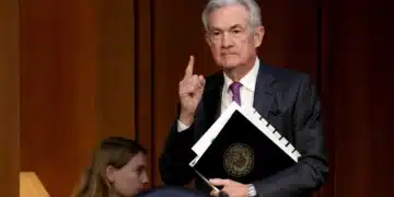 Na quarta-feira, 18 de junho de 2025, o Federal Reserve (Fed) anunciou a manutenção da taxa de juros dos Estados Unidos entre 4,25% e 4,5%, marcando a quinta reunião consecutiva sem alterações. A decisão foi amplamente esperada pelo mercado, que agora se concentra na continuidade da política monetária do Fed e no impacto da inflação persistente sobre a economia global.