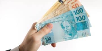 segurando-uma-moeda-brasileira