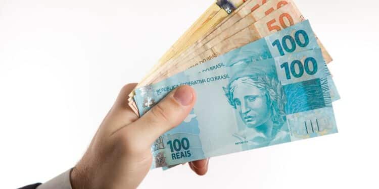 segurando-uma-moeda-brasileira