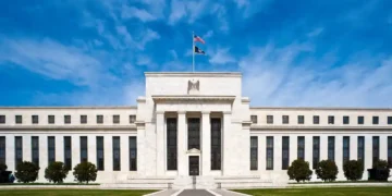 Fed corta juros em 0,25 p.p. e ajusta projeções de inflação; dirigentes indicam juros acima de 3% em 2025. Entenda as novas previsões do Fomc!