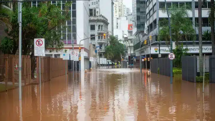 Enchentes no Sul: a polarização que leva à crueldade
