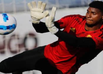 Hugo Souza desembarcou em SГѓВЈo Paulo na noite de domingo (30/06) e vai assinar com o TimГѓВЈo! (Foto: Gilvan de Souza / Flamengo)