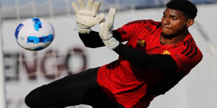 Hugo Souza desembarcou em SГѓВЈo Paulo na noite de domingo (30/06) e vai assinar com o TimГѓВЈo! (Foto: Gilvan de Souza / Flamengo)