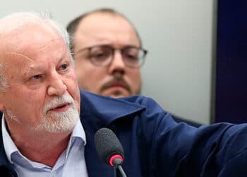 LГѓВ­der do MST JoГѓВЈo Pedro Stedile critica a polГѓВ­tica de Reforma AgrГѓВЎria do governo Lula