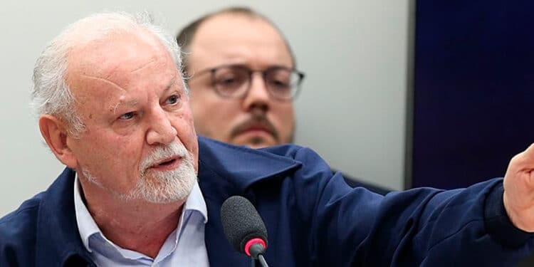 LГѓВ­der do MST JoГѓВЈo Pedro Stedile critica a polГѓВ­tica de Reforma AgrГѓВЎria do governo Lula