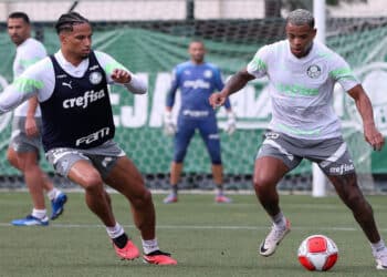 Os jogadores Murilo e Caio Paulista (D), da SE Palmeiras, durante treinamento, na Academia de Futebol. (Foto: Cesar Greco/Palmeiras/by Canon)