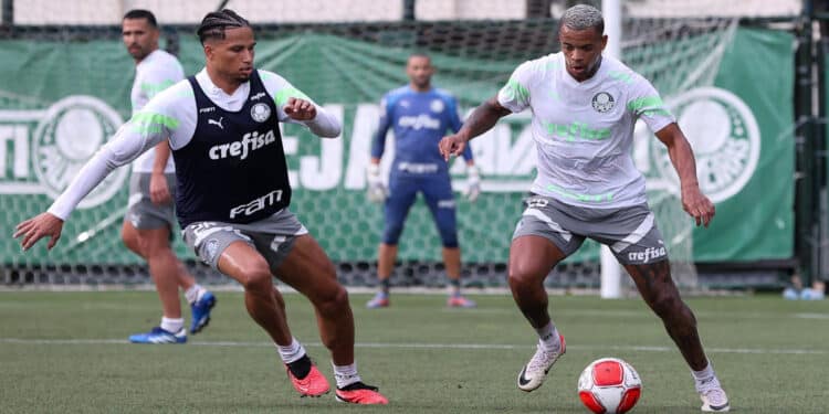 Os jogadores Murilo e Caio Paulista (D), da SE Palmeiras, durante treinamento, na Academia de Futebol. (Foto: Cesar Greco/Palmeiras/by Canon)