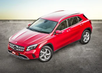 Carro Mercedes-Benz GLA 200: Luxo e Tecnologia em Novo SUV